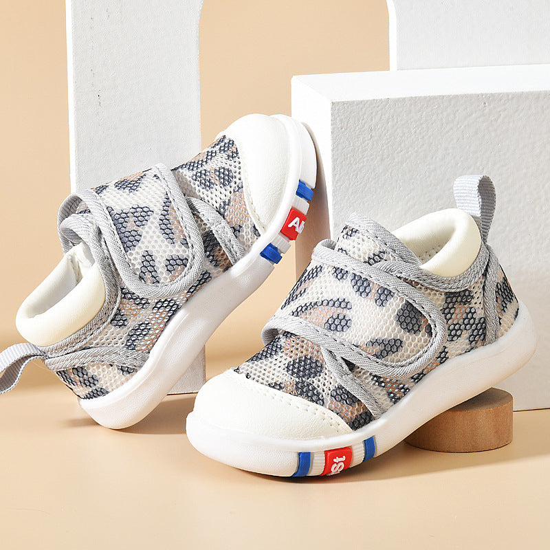 Infant mesh sandals with plaid pattern, soft sole, non-slip, breathable, suitable for 0-2 year olds.