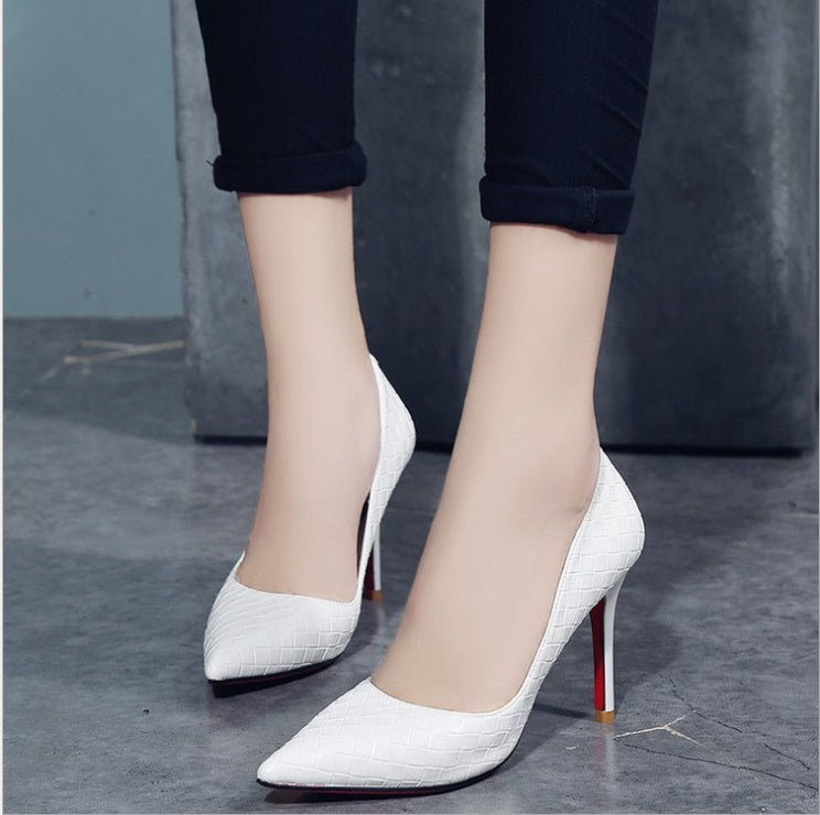White high heels with pointed toe and floral pattern, suitable for all seasons.