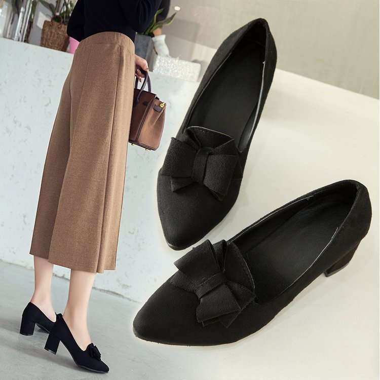 Pointy chunky medium high heels with 5.5cm skid-proof rubber sole and nubuck material.