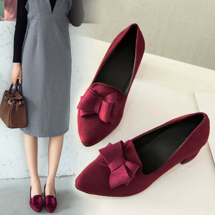 Pointy chunky medium heels in red nubuck with breathable microfiber lining.