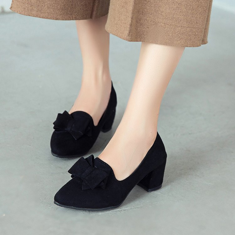 Pointy chunky medium high heel shoes in nubuck with skid-proof rubber sole.