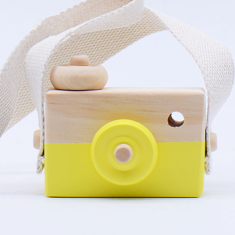 Wooden toy camera for kids, 100% new, unisex design, suitable for ages 3 and up, pivotable lens.