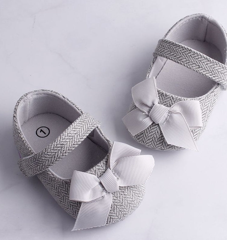 Toddler crib shoes with white bow for baby boys, perfect for summer.