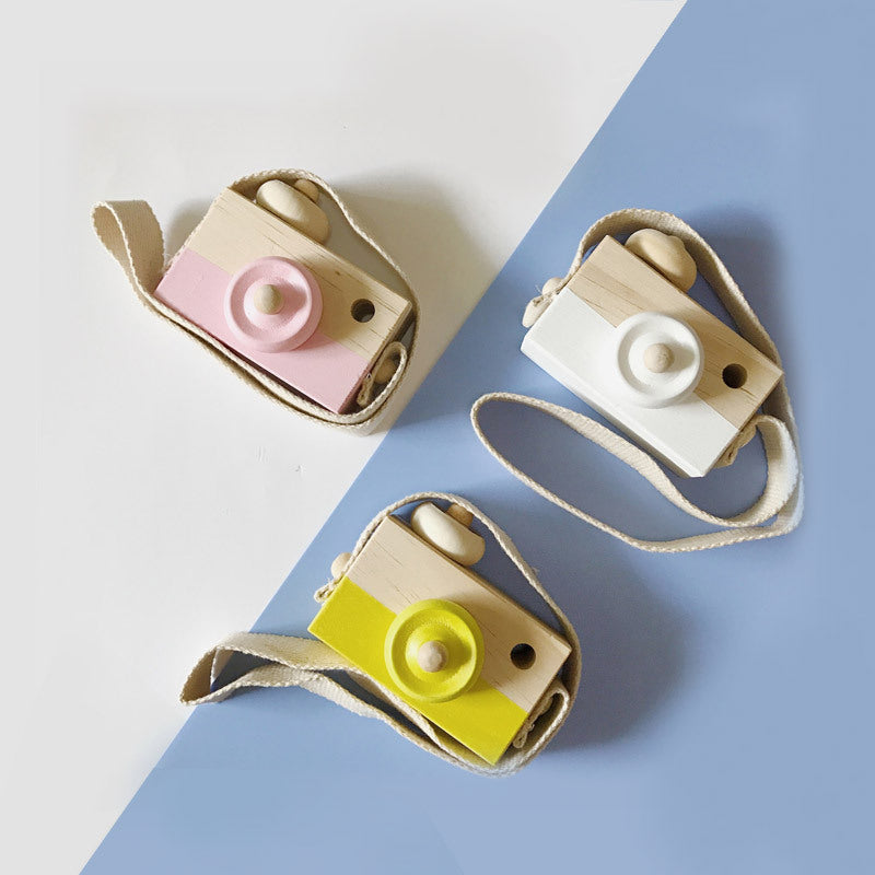 Cute wooden toy cameras for kids, suitable for ages 3 and up, made of high-quality wood with a pivotable round part.