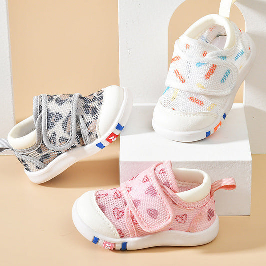 Infant mesh sandals with soft sole, plaid pattern, non-slip, breathable, for ages 0-2 years, casual style.