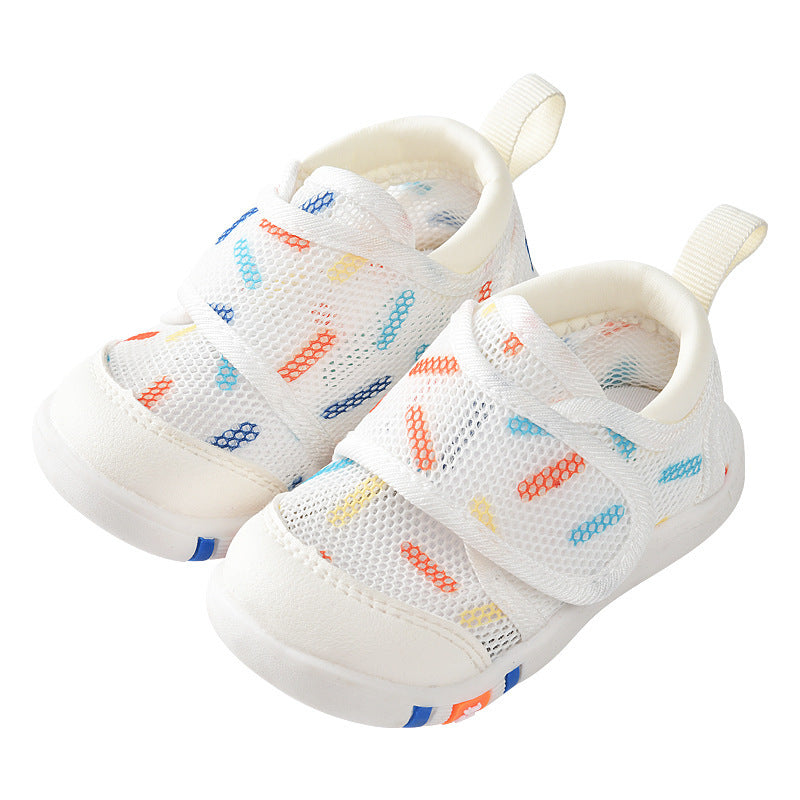 Infant mesh sandals with plaid pattern and soft sole, non-slip, suitable for 0-2 year olds.