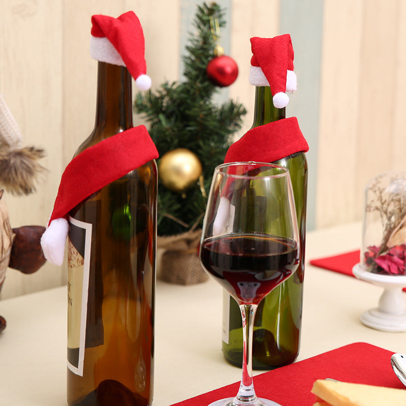 Christmas table setting with wine bottles wearing red scarves and hats, non-woven fabric, size 11x11cm.