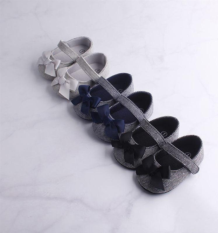 Stylish toddler crib shoes with bows for baby boys, perfect for summer.