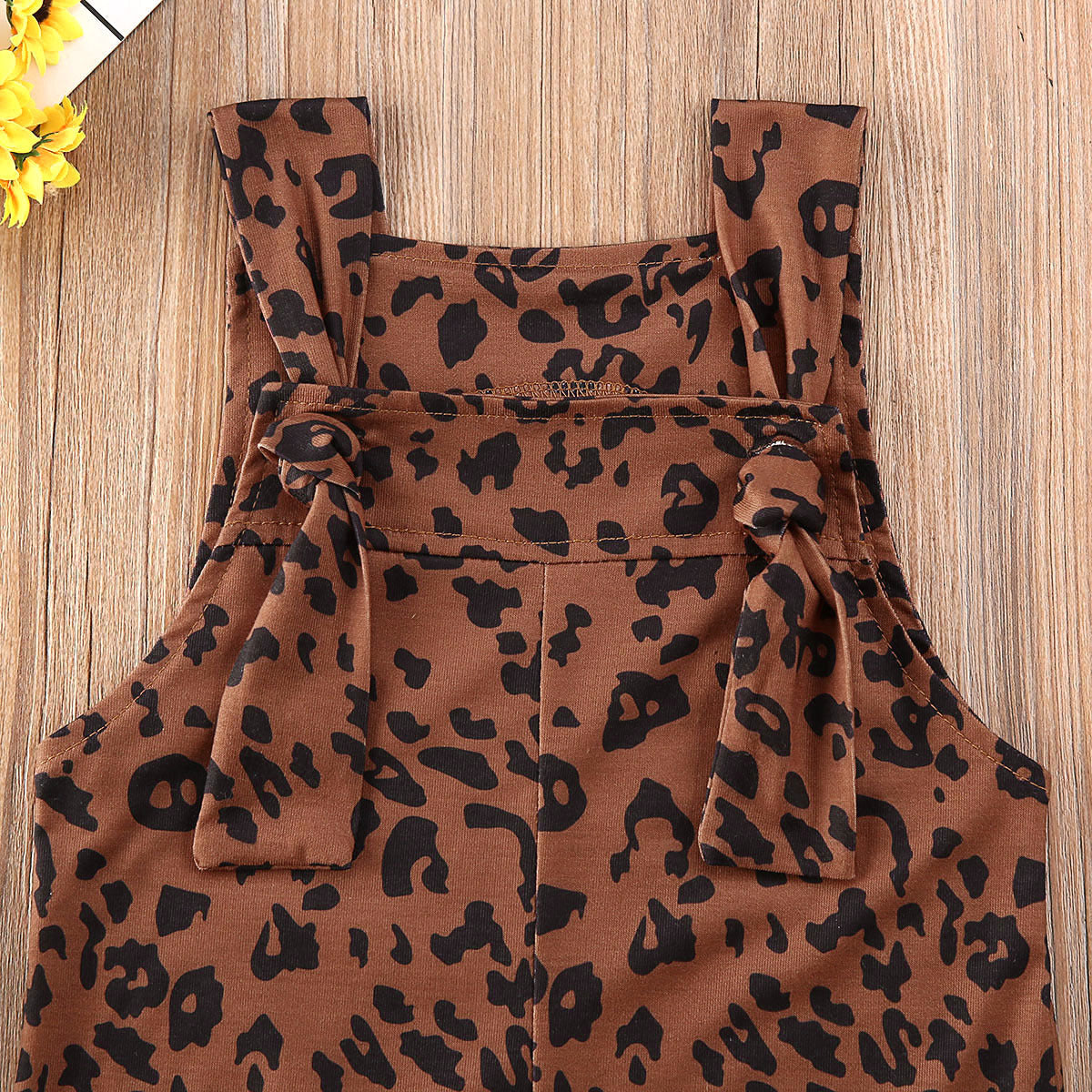 Baby girls' sleeveless leopard dress made of 100% cotton, ideal for everyday wear.